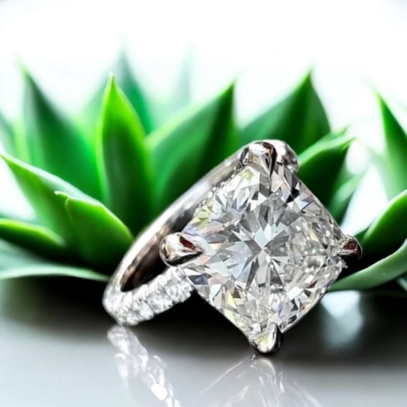 Vintage NWT’s Cubic Zirconia Statement Ring Size 7 approx 1.5 carats - Picture 7 of 9